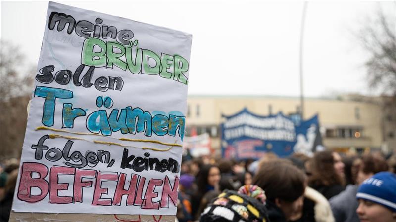 In vielen Städten Deutschlands wurde gegen das neue Wehrdienstgesetz demonstriert. 