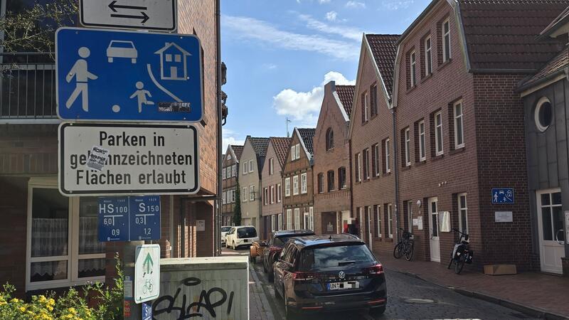 „Rücksichtsloses Verhalten“: Stader Polizei hat dreiste Falschparker im Visier In vielen Straßen der Stader Altstadt ist das Parken nur in gekennzeichneten Flächen erlaubt.