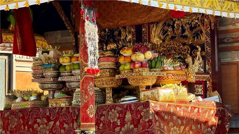 „Galungan“-Fest: Bali feiert die Rückkehr der Ahnen In vielen Tempeln sammelten sich Opfergaben wie saftige Früchte.