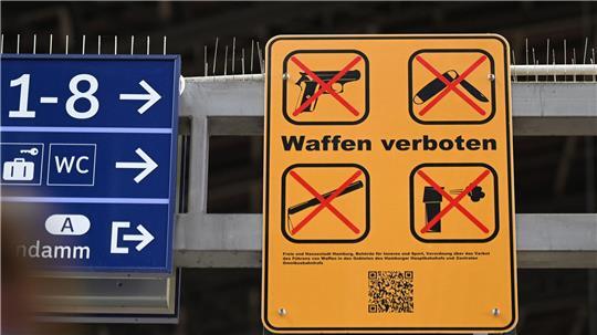 In vielen Verkehrsmitteln gelten bereits Waffenverbote – wie hier am Hauptbahnhof Hamburg. (Archivbild)