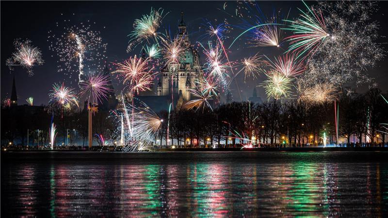 In vielen niedersächsischen Städten und in Bremen gilt an Silvester und Neujahr ein Feuerwerksverbot. (Archivbild)