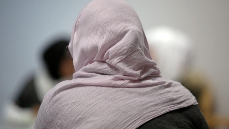 In vielen öffentlichen Ämtern in Niedersachsen sind Kopftücher erlaubt. (Symbolbild)