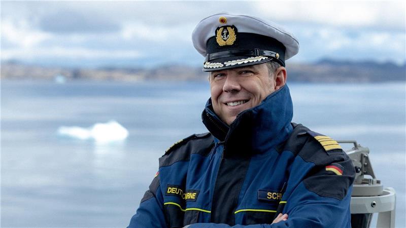 In wenigen Tagen will Kommandant Karsten Uwe Schlüter mit der „Berlin“ nach einer monatelangen Seereise zurück in Wilhelmshaven sein - bis dahin weihnachtet es auf dem Schiff.