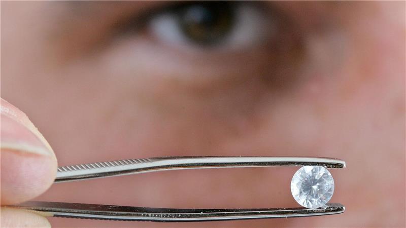 Über den Tod hinaus: Wenn aus Asche ein Gedenkdiamant wird In zwei Bundesländern ist es erlaubt, einen Teil der Totenasche zu einem Diamanten zu verarbeiten. (Archivbild)