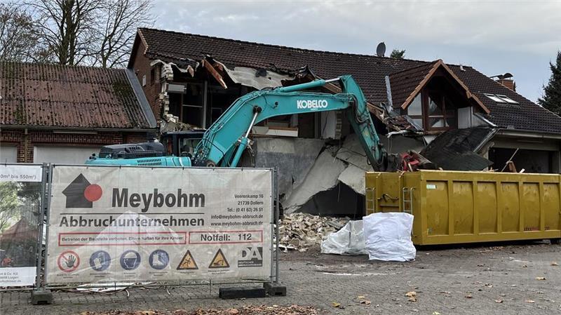 Platz für Wohnraum: Bagger frisst sich durch Horneburger Feuerwache In zwei Wochen steht hier nichts mehr.