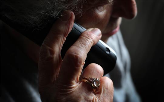 In Buxtehude wurde eine Seniorindurch einen Schockanruf um ihr Erspartes gebracht. Foto: Karl-Josef Hildenbrand/dpa