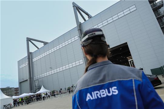 In Finkenwerder ist gerade erst eine 9600 Quadratmeter große Ausrüstungsmontagehalle für den A321XLR entstanden. Foto: Ulrich Perrey/dpa
