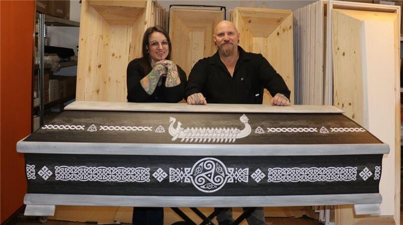 Ina (40) und Markus Merz (52) aus Odisheim gestalten Urnen und Särge in bunten Farben und individuellen Designs.
