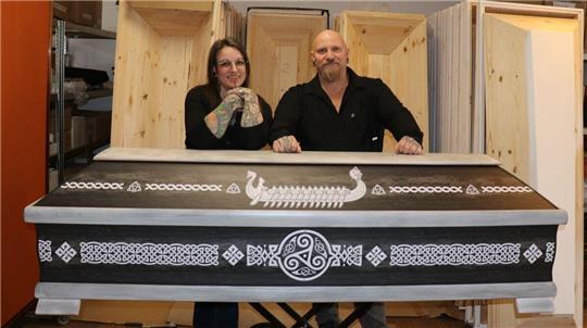 Ina (40) und Markus Merz (52) aus Odisheim gestalten Urnen und Särge in bunten Farben und individuellen Designs.