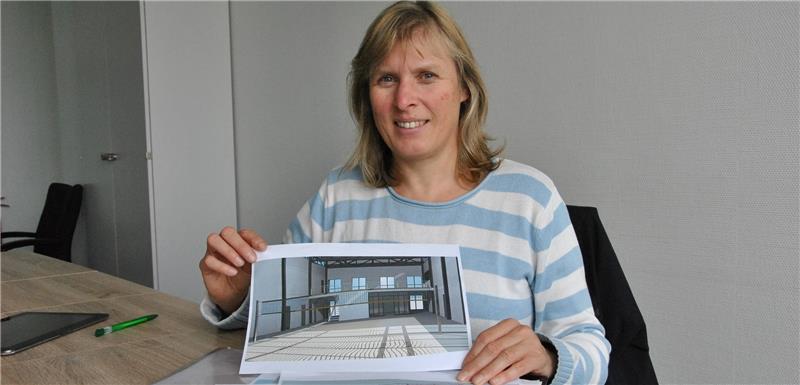 Ina Ecks präsentiert die Zeichnungen für das von ihr geplante Veranstaltungshaus.