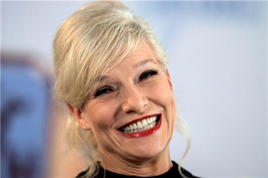 Ina Müller, Kabarettistin, Sängerin und Moderatorin, lächelt vor der Preisverleihung des Paul-Lincke-Ringes. Foto: Swen Pförtner/dpa