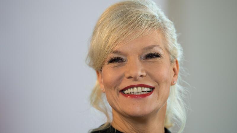 Ina Müller verkündet ESC-Punkte aus Deutschland Ina Müller lacht.