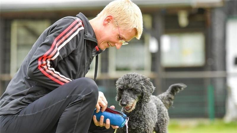 Tipps einer Trainerin: So vermeiden Sie Silvesterstress bei Ihrem Hund Ina Niemann ist seit über zehn Jahren Hundetrainerin und arbeitet viel mit ängstlichen Tieren. Hier ist sie beim Training mit ihrer 14 Jahre alten Hündin Enny zu sehen.