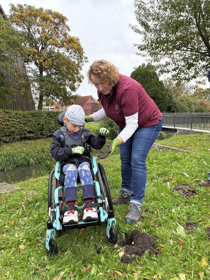 Ina Plath hilft Anton beim Pflanzen.
