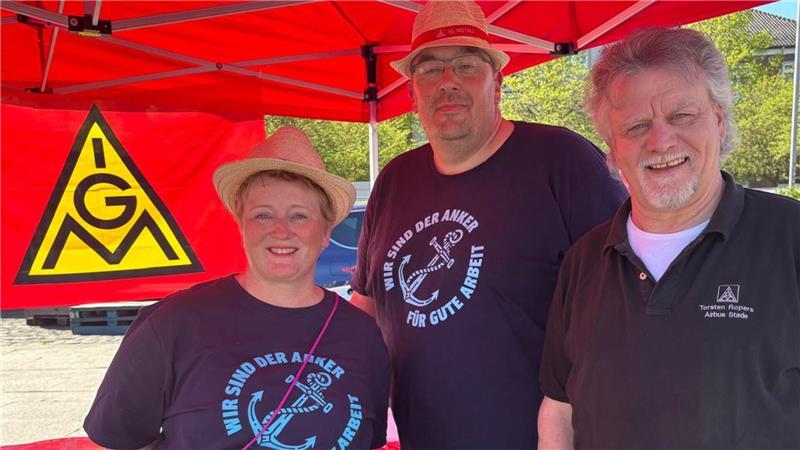 Ina von Husen (IG Metall) mit Martin Rother (Mitte) und Torsten Ropers (beide Airbus).