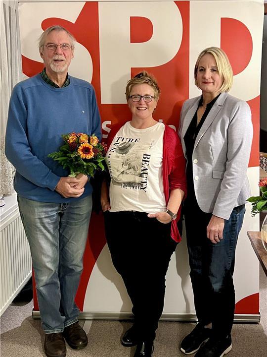 Ina von Husen (Mitte) und Andrea Herzig führen die SPD Jork.