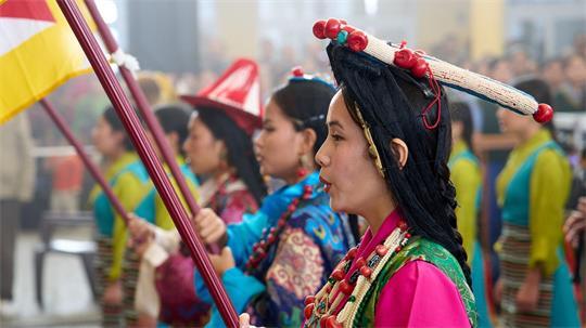 Indien: „Tag der Demokratie“ – Exil-Tibeter singen im Tsuglakhang-Tempel ihre Nationalhymne
