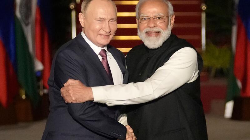 Indiens Premier Modi trifft Putin Indiens Premierminister Narendra Modi nennt Kremlchef Putin seinen Freund, in Moskau wollen sie auch über den russischen Angriffskrieg gegen die Ukraine sprechen. (Archivbild)