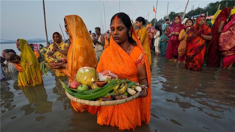 Indische Hindu-Anhänger führen während des Chhath Puja-Festes Rituale im Fluss Brahmaputra durch.