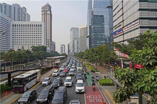 Indonesiens Haupstadt Jakarta. Weil eine indonesische Lifestyle-Influencerin in einem Tiktok-Video Schwein gegessen hat, wurde sie zu einer Gefängnisstrafe und einer Geldbuße von umgerechnet rund 15.200 Euro verurteilt.