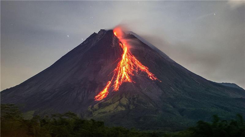 Indonesischer Vulkan Merapi spuckt heiße, rötliche Lava.