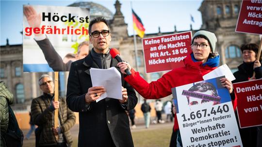 Indra Ghosh spricht vor dem Reichstagsgebäude in Berlin über die Petition „Höcke stoppen“. Der 56-Jährige ist in Buxtehude aufgewachsen.