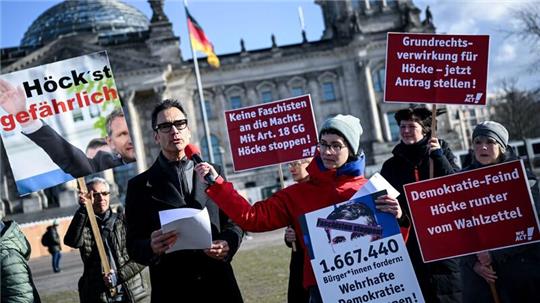Indra Ghosh überreicht 1,6 Millionen Unterschriften im Rahmen einer Petition zu einem Antrag auf Grundrechtsverwirkung für den AfD-Politiker Björn Höcke.