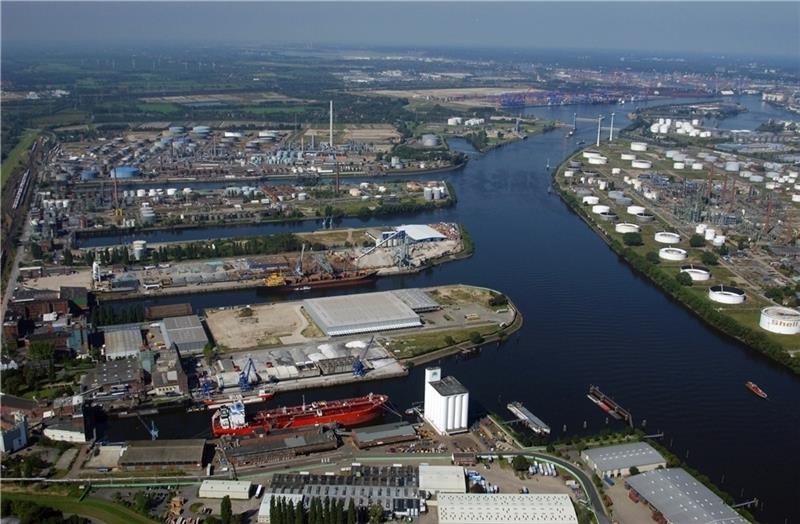Industrie und Schiffe: die Harburger Seehäfen aus der Vogelperspektive. Foto: Hasenpusch