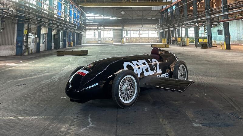 Industriekultur: Den Nachbau des RAK 2 präsentiert Opel hier in einer verlassenen Halle auf dem Werksgelände in Rüsselsheim.