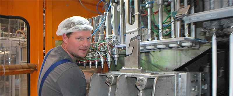 Industriemechaniker Andreas Holst richtet nach Mitternacht in der Nachtschicht eine Maschine ein. Der 36-Jährige ist bereits seit 15 Jahren bei RPC Verpackungen in Kutzenholz. Fotos Vasel
