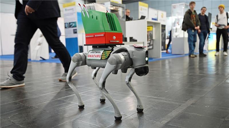 Industriemesse „Intec“ und „Z“: Ein Roboter-Hund läuft durch die Hallen der Leipziger Messe. 