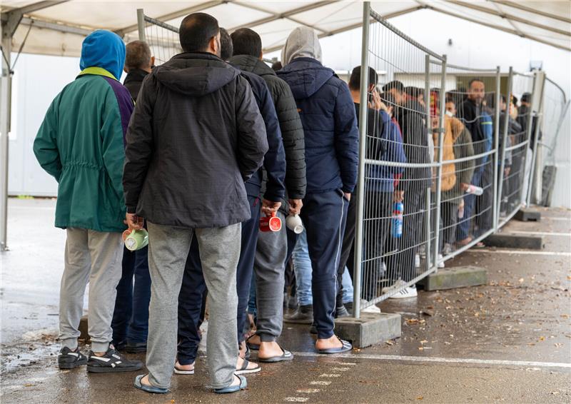 379 Menschen hat Hamburg 2022 abgeschoben In einer Landeserstaufnahmestelle (LEA) in Baden-Württemberg warten Flüchtlinge in einer Schlange vor der Essensausgabe (Symbolbild). Foto: Stefan Puchner/dpa