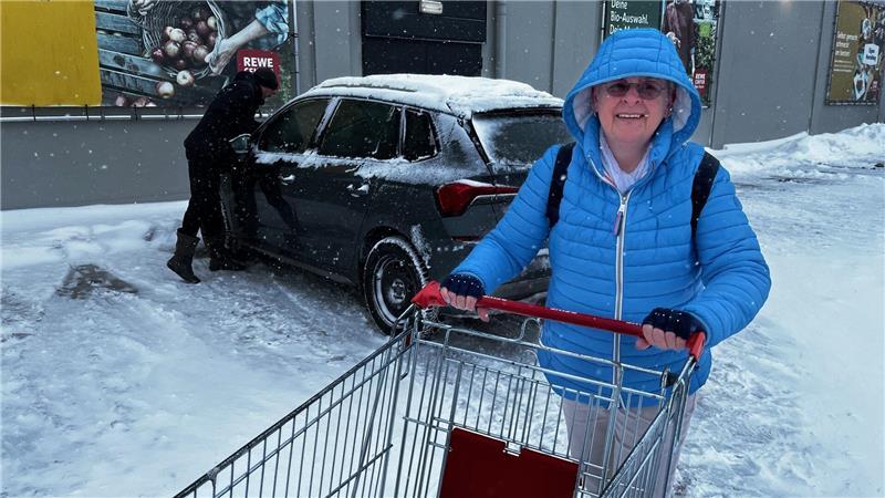 Ines Lehmann aus Ahlerstedt hat sich noch am Freitagmittag im Rewe in Buxtehude mit Vorräten für eine Woche eingedeckt. Das Einkaufswagenschieben auf dem verschneiten, stürmischen Parkplatz fällt schwer. Foto: Richter