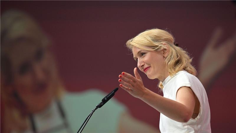 Linke: „Wir werden den Osten nicht den Nazis überlassen“ Ines Schwerdtner schlug in ihrer Rede den Bogen von Rosa Luxemburg bis zur Gegenwart.