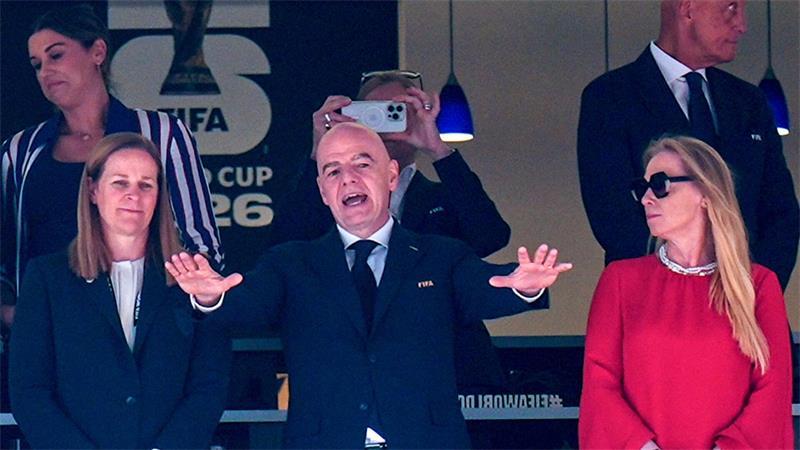 Fall Balogun: „König Charles“ beendet Trumps Pathos-Party Infantino gestikuliert beim WM-Achtelfinale von Seattle.
