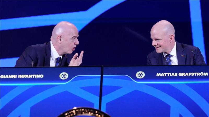 Infantino (l.) berät sich mit seinem Generalsekretär Grafström. 