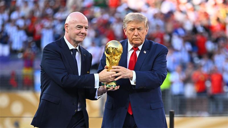 Infantino (l) gerät zunehmend unter Druck. (Archivfoto)