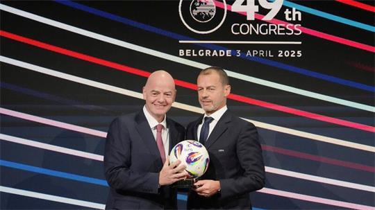 Infantino (l) und Ceferin liegen wegen des Investorendeals im Clinch. (Archivbild)