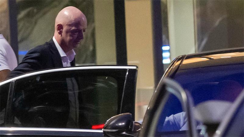 Infantino verlässt das Stadion. 