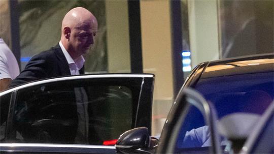 Infantino verlässt das Stadion. 