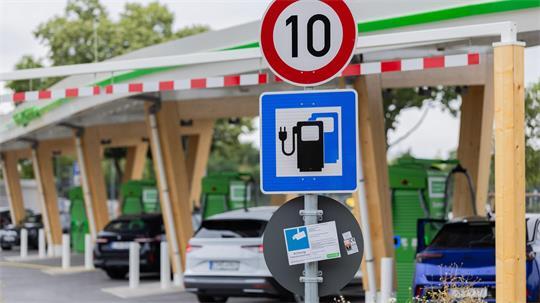 Inflationsbereinigt sind Elektroautos in den vergangenen Jahren deutlich billiger geworden. (Archivbild)