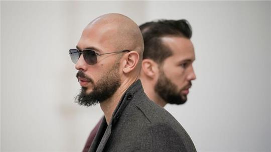 Influencer Andrew Tate (l.) steht in Rumänien erneut unter Hausarrest, sein Bruder Tristan bleibt unter Auflagen auf freiem Fuß (Archiv). 
