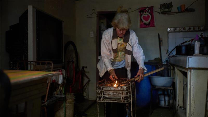 Infolge des Mangels werden Kohle und Brennholz zum Kochen verwendet.