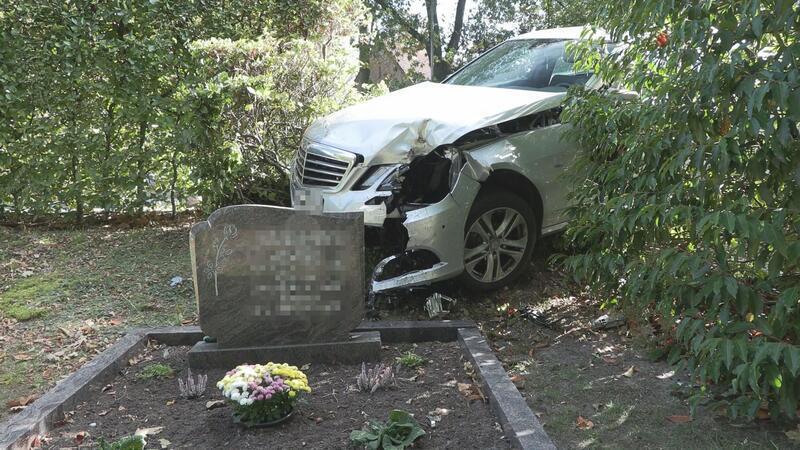 Infolge eines Ausweichmanövers durchbrach das Auto die Hecke eines Friedhofs.