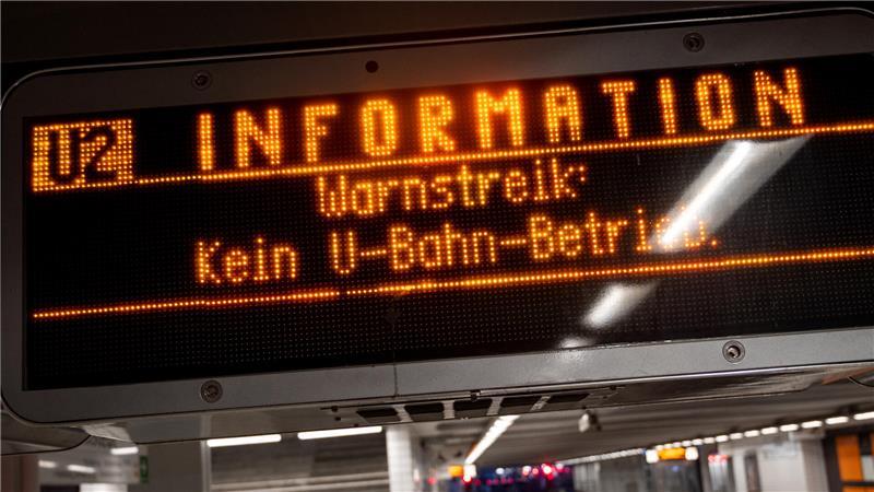 „Information. Warnstreik: Kein U-Bahn-Betrieb." steht im U-Bahnhof Billstedt auf einer Anzeigetafel. 