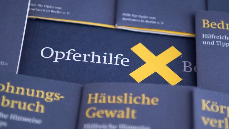 Mehr Betroffene wenden sich in Niedersachsen an Opferhilfe Informationsmaterial des Vereins Opferhilfe liegt auf einem Tisch.
