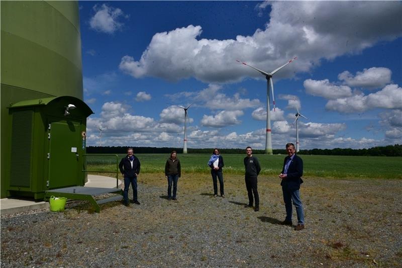 Informativ: Ute Kück lässt sich den Windpark in Ohrensen von CDU-Politikern und Gesellschaftern zeigen.