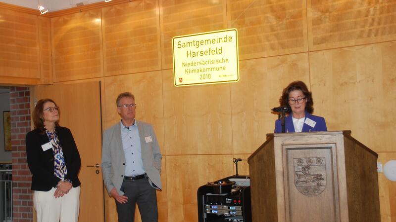 Informierten die Bürgerinnen und Bürger (von links): Harsefelds Gemeindedirektorin Ute Kück, Fachbereichsleiter Bernd Meinke und Bürgermeisterin Susanne de Bruijn.