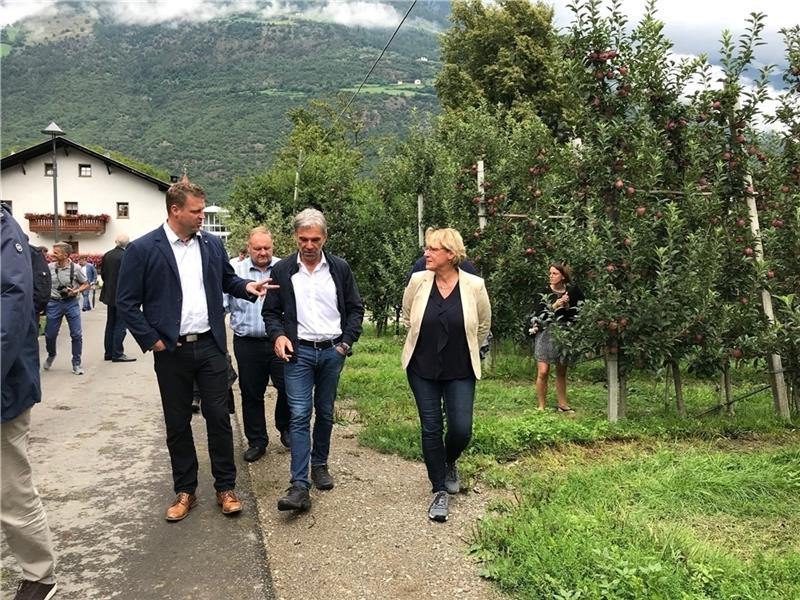 Informierten sich über den Obstbau und die Obstvermarktung in Südtirol : Ulrich Buchterkirch von der Landesfachgruppe Obstbau im Gespräch mit dem Landesrat Arnold Schuler (Mitte) und Niedersachsens Landwirtschaftsministerin Barbara Otte- Ki