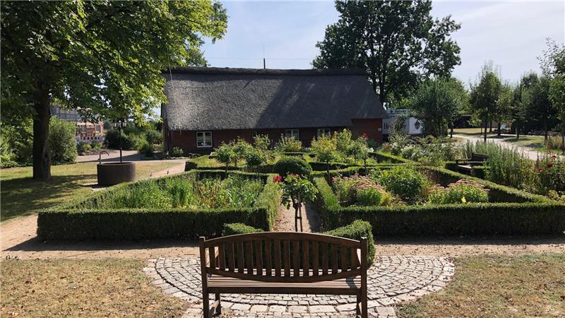 Infrastruktur mit Idylle: Das kleine Kötnerhuus mit dem Bauerngarten gehört der Gemeinde - ebenso wie das Gemeindezentrum, die Schützenhalle oder das Tennishaus.